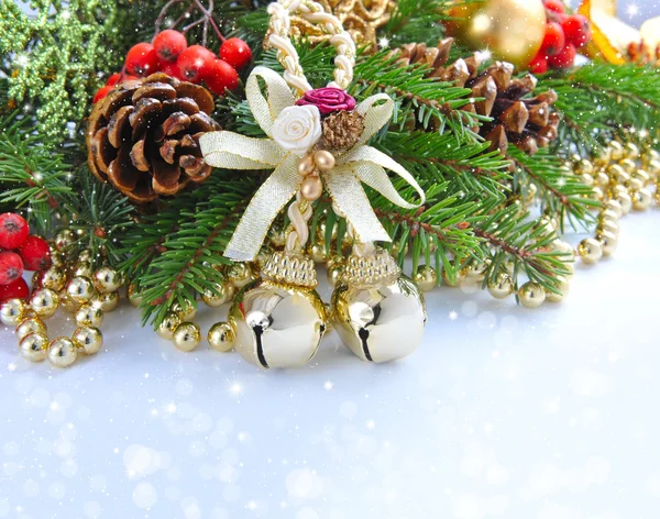 Vánoční složení s větvemi jedlí a Vánoční dekorace — Stock fotografie