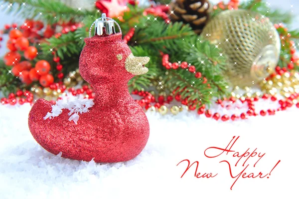 Decoração é um patinho em um fundo composição de Natal na neve — Fotografia de Stock