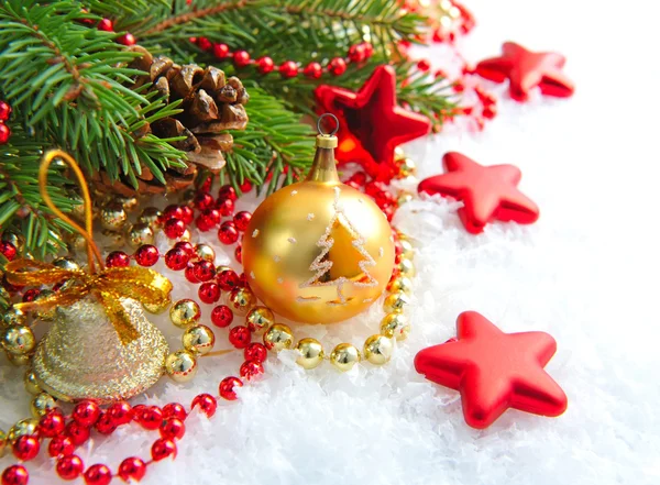 Decorazioni natalizie di gingillo sono con i rami di abete sulla neve — Foto Stock