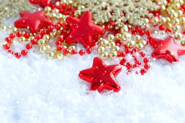 Addobbi natalizi di gingillo sono con stelle sulla neve — Foto Stock