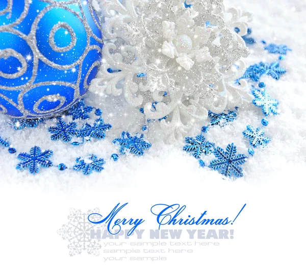 Decorazioni natalizie blu e argento sulla neve con testo campione — Foto Stock