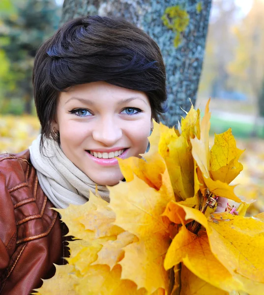 Flicka i höst med maple lämnar — Stockfoto