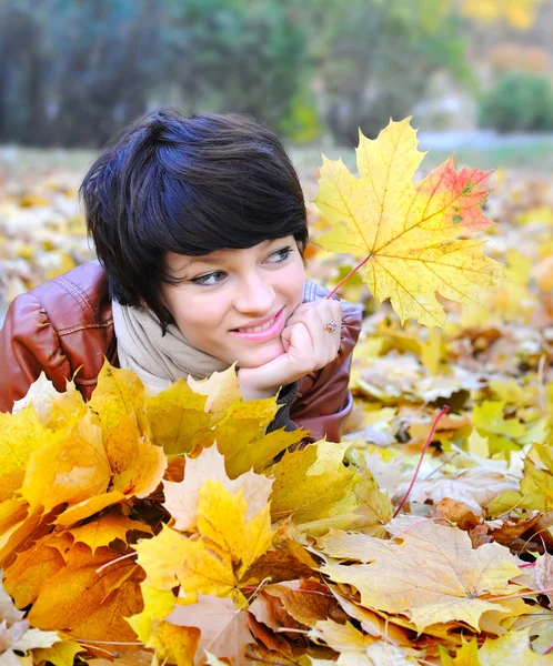メープルと秋の少女を葉します。 — ストック写真