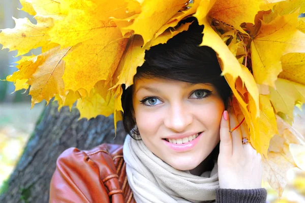 Chica en otoño en una chaplet de hojas de arce —  Fotos de Stock