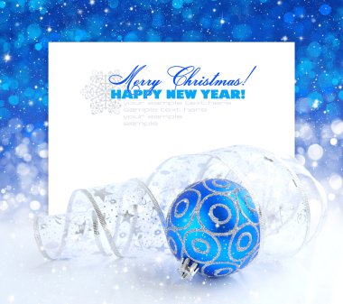 adornos navideños azul y plata en festivo de fondo una postal con texto de muestra