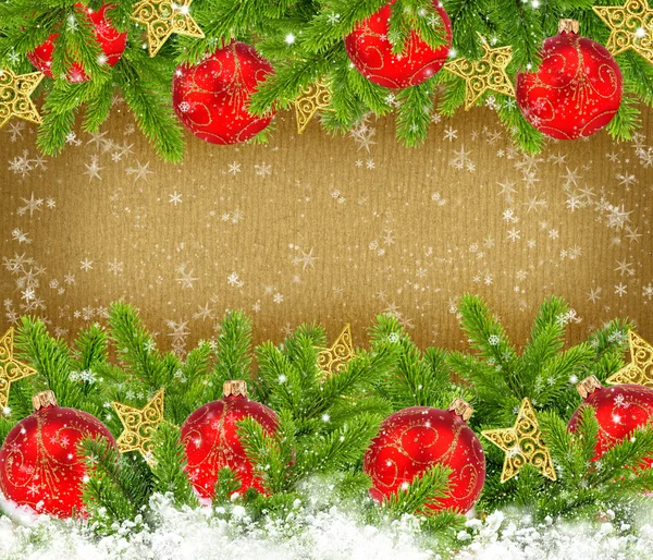 Vánoční červené koule a borovice na pozadí starý papír s prostorem pro text — Stock fotografie