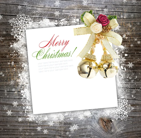 Natale postale con una decorazione su uno sfondo di legno con fiocchi di neve — Foto Stock