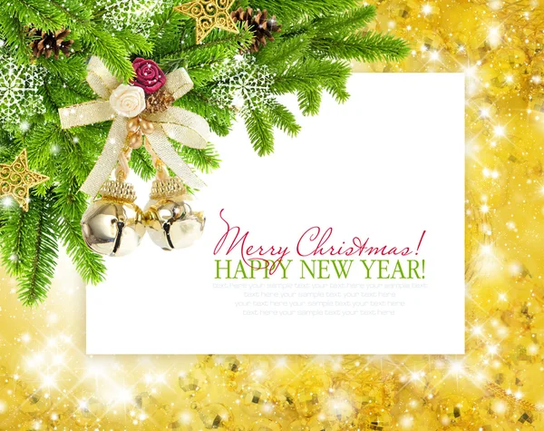 Noel baubles ve Ladin ağacı dalları Festival arka planda bir posta are