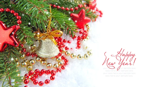 Decorazioni natalizie di gingillo sono con i rami di abete rosso sulla neve — Foto Stock