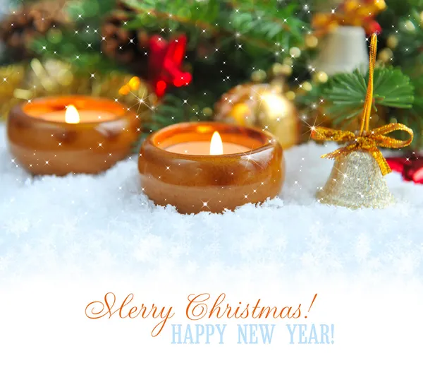 kar üstünde mumlar ile Noel arka plan olduğunu