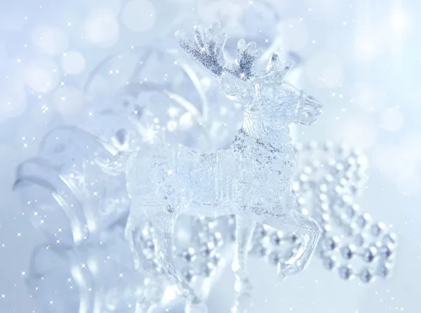 Weihnachten Hintergrund mit einem Hirsch und mit silbernen Kugeln — Stockfoto