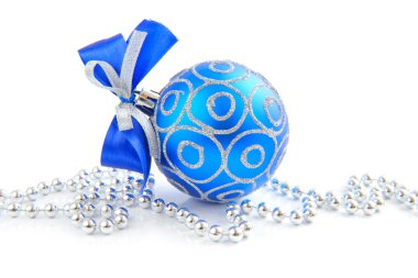 Mavi top beyaz zemin üzerine boncuk ile Noel