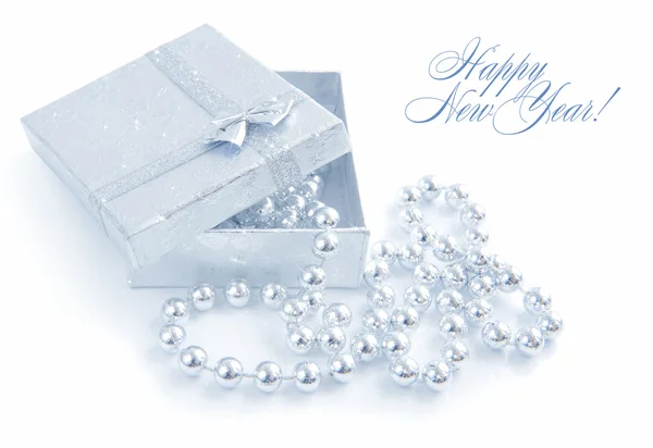Un piccolo regalo è con perline di Natale su uno sfondo bianco — Foto Stock