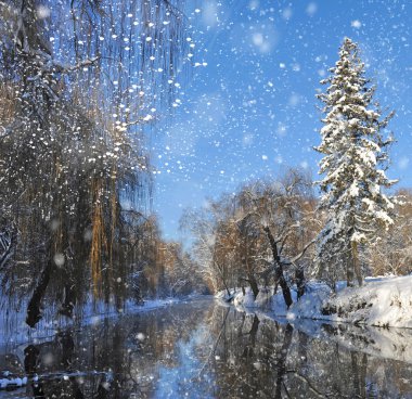 Soğuk bir günde nehirle birlikte kış manzarası