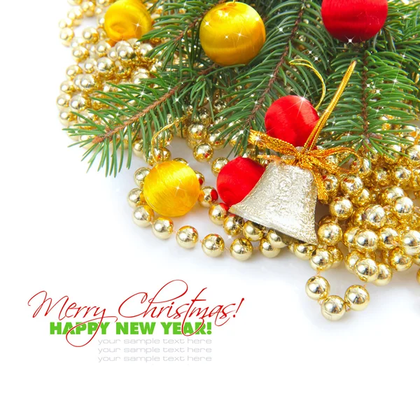 Weihnachtsschmuck aus Christbaumkugeln mit Tannenzweigen auf weißem Grund — Stockfoto