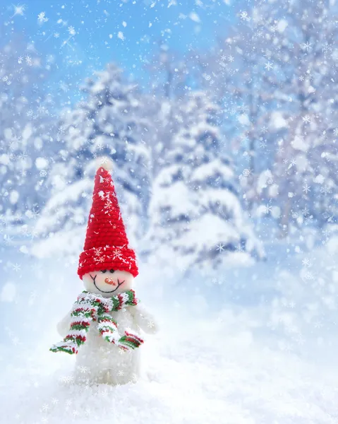 Schneemann auf dem Hintergrund des Winterwaldes — Stockfoto