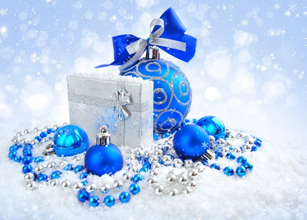 Decoraciones de Navidad azul y plata en la nieve — Foto de Stock