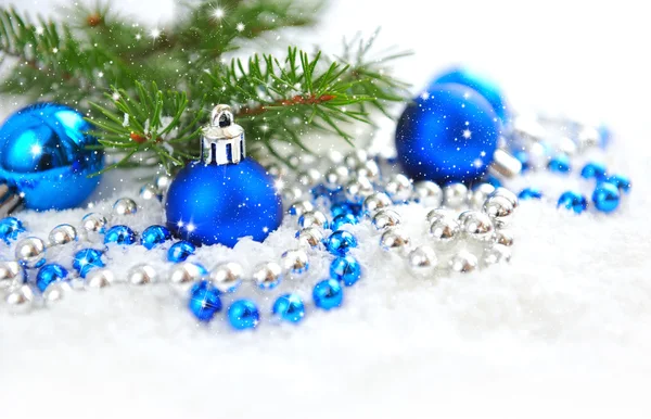 Niebieskie i srebrne ozdoby świąteczne na śniegu — Zdjęcie stockowe