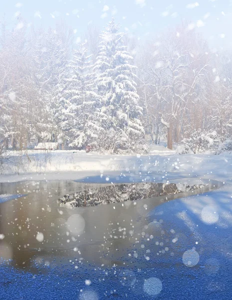 Winterlandschaft mit dem Fluss an frostigen Tagen — Stockfoto