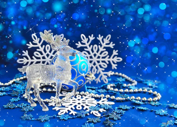 Decoraciones de Navidad y ciervos están en un fondo festivo azul — Foto de Stock