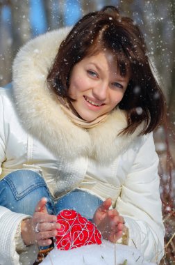 Dekoratif bir kalp içinde kar kış kız