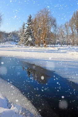 Soğuk bir günde nehirle birlikte kış manzarası