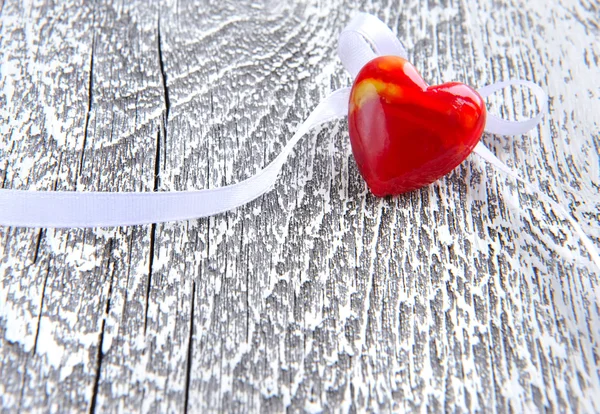 Valentijnsdag achtergrond. Rood hart op houten achtergrond — Stockfoto