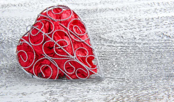 Valentinstag Hintergrund. dekoratives Herz auf Holzgrund — Stockfoto