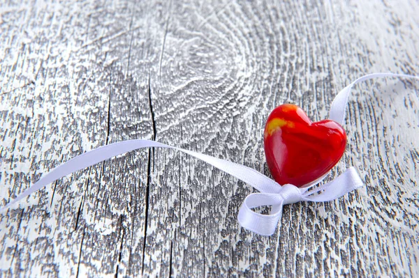 Valentijnsdag achtergrond. Rood hart op houten achtergrond — Stockfoto