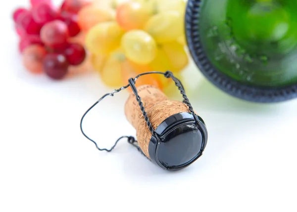 El corcho de la botella de champán sobre el fondo la vid — Foto de Stock