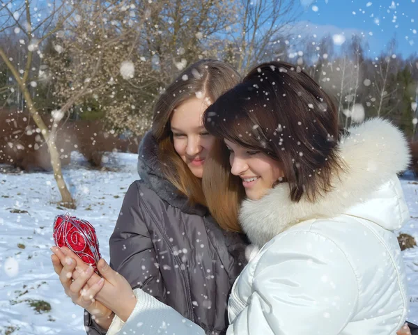 Deux filles avec un cœur décoratif en hiver — Photo