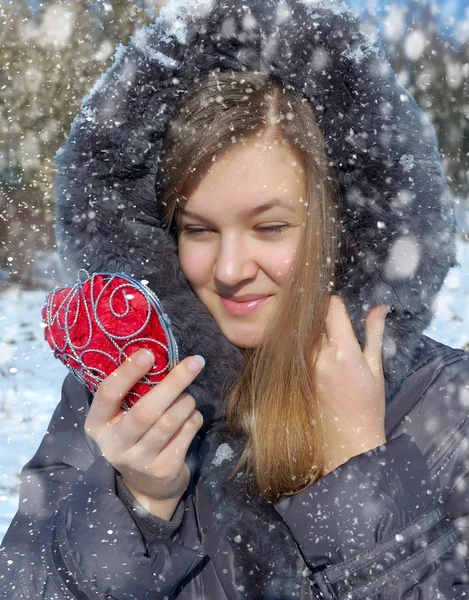 Зимняя девушка с декоративным сердцем — стоковое фото