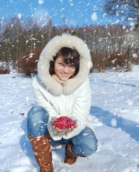 Winter meisje met een decoratieve hart — Stockfoto