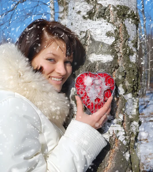 Winter meisje met een decoratieve hart — Stockfoto