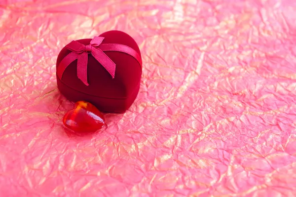 Красная бархатная коробка подарков в форме сердца с сердцем на заднем плане оберточной бумаги — стоковое фото