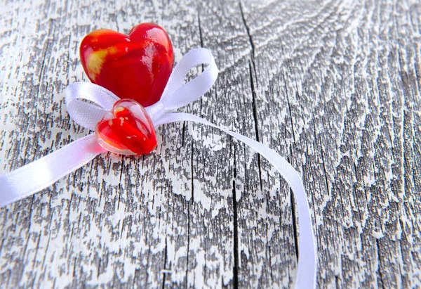 De dag van Valentijnskaarten achtergrond. twee harten op houten achtergrond — Stockfoto