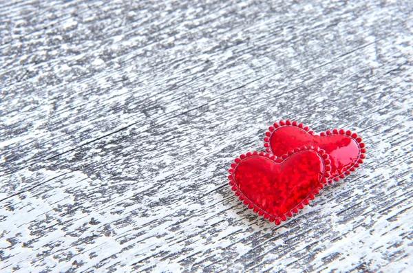 De dag van Valentijnskaarten achtergrond. twee harten op houten achtergrond — Stockfoto