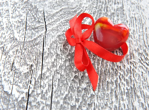 Fond Saint-Valentin. Coeur rouge sur fond en bois — Photo
