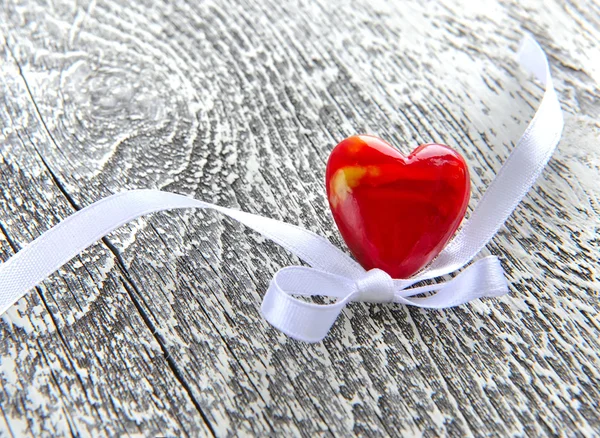 Fondo del día de San Valentín. Corazón rojo sobre fondo de madera —  Fotos de Stock