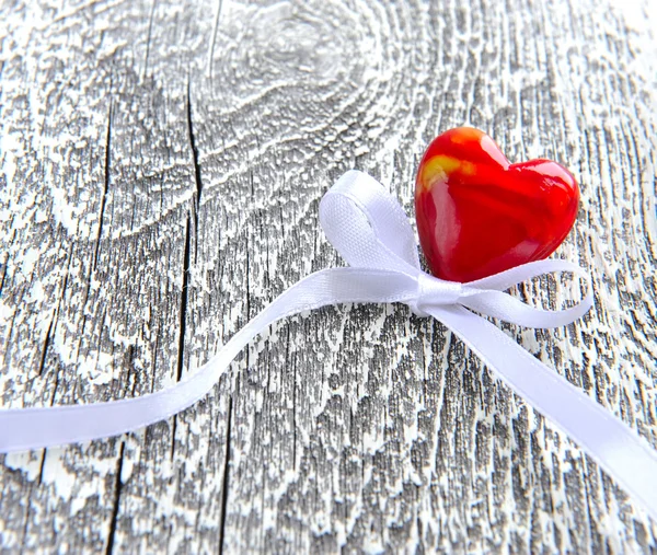 Fondo del día de San Valentín. Corazón rojo sobre fondo de madera — Foto de Stock