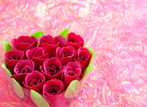 Caja en forma de corazón con rosas rojas sobre un fondo un papel de envolver —  Fotos de Stock