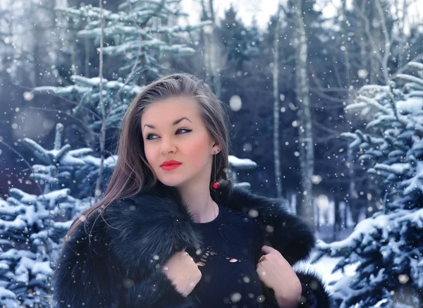 Mujer joven en el bosque de invierno — Foto de Stock