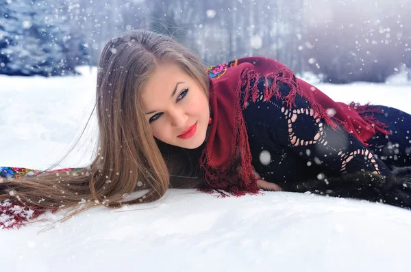 Joven hermosa chica en la nieve —  Fotos de Stock