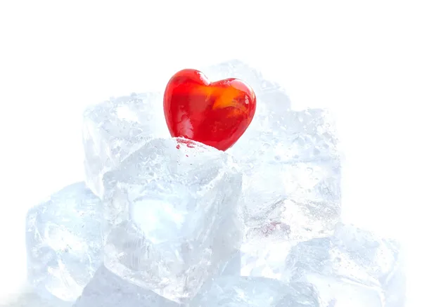 Corazón rojo sobre fondo de cubos de hielo — Foto de Stock