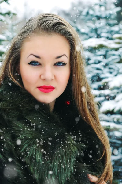 Jonge vrouw in winterbos — Stockfoto