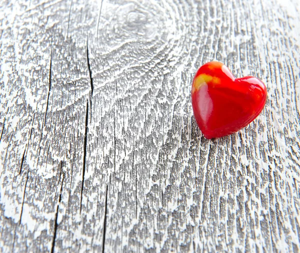 Fond Saint-Valentin. Coeur rouge sur fond en bois — Photo