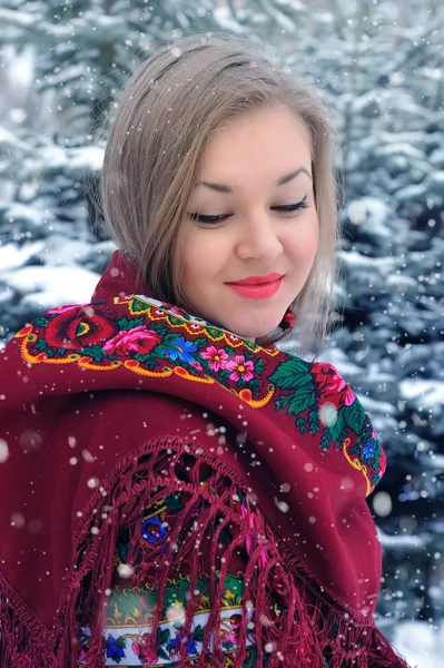 Young woman in winter forest — Stock Photo, Image