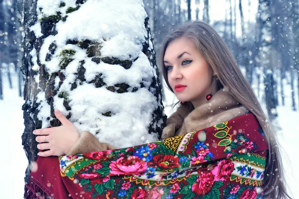 Mujer joven en el bosque de invierno — Foto de Stock