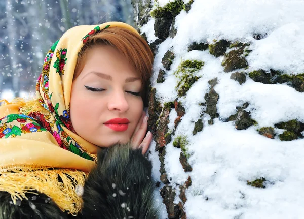 Młoda kobieta w zimowym lesie — Zdjęcie stockowe