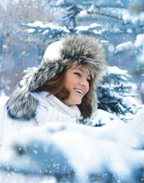 Jonge vrouw in winterbos — Stockfoto